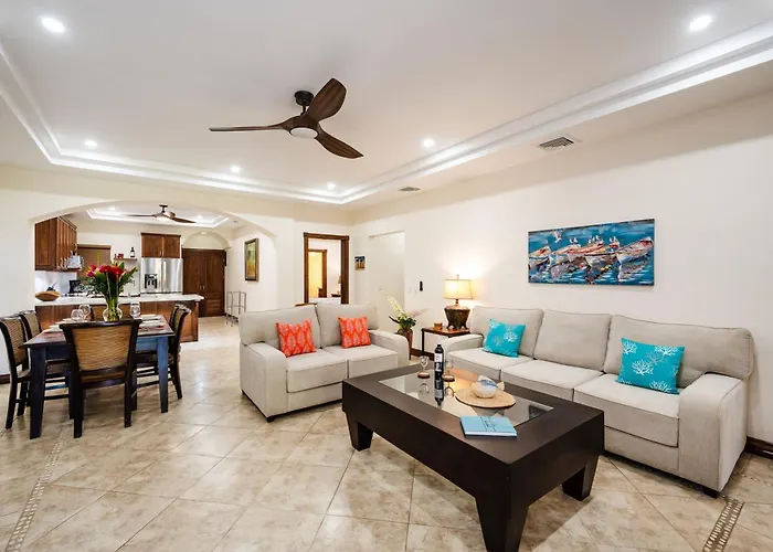 Beachfront Easy Access, Security & Cameras Apartahotel