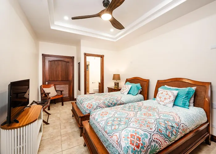 Beachfront Easy Access, Security & Cameras Apartahotel